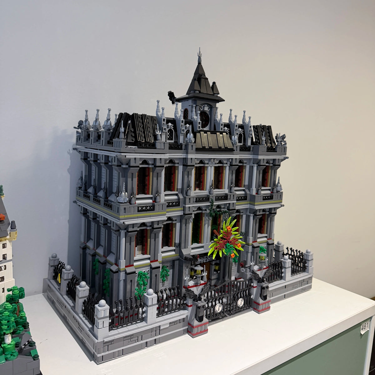 7527PCS Gothic Psychiatric Hospital Lunatic Hospital Building Blocks Set Haunted Mansion Style Construction Bricks Model Kit with Ornate Facade and Fence Details DIY Assembly Toys for Adults Ideal Birthday Holiday Gift Home O